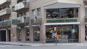 A Starbucks Coffee store with large windows and a visible outdoor seating area. - ARC Callao Studios & Suites (Buenos Aires)