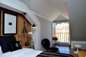 Sistema de insonorización y tabla de planchar con plancha