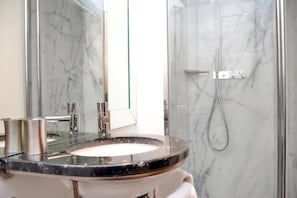 Salle de bain | Articles de toilette (gratuits), séchoir à cheveux