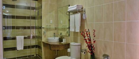 Un baño con cabina de ducha de vidrio, inodoro, lavabo y bañera.