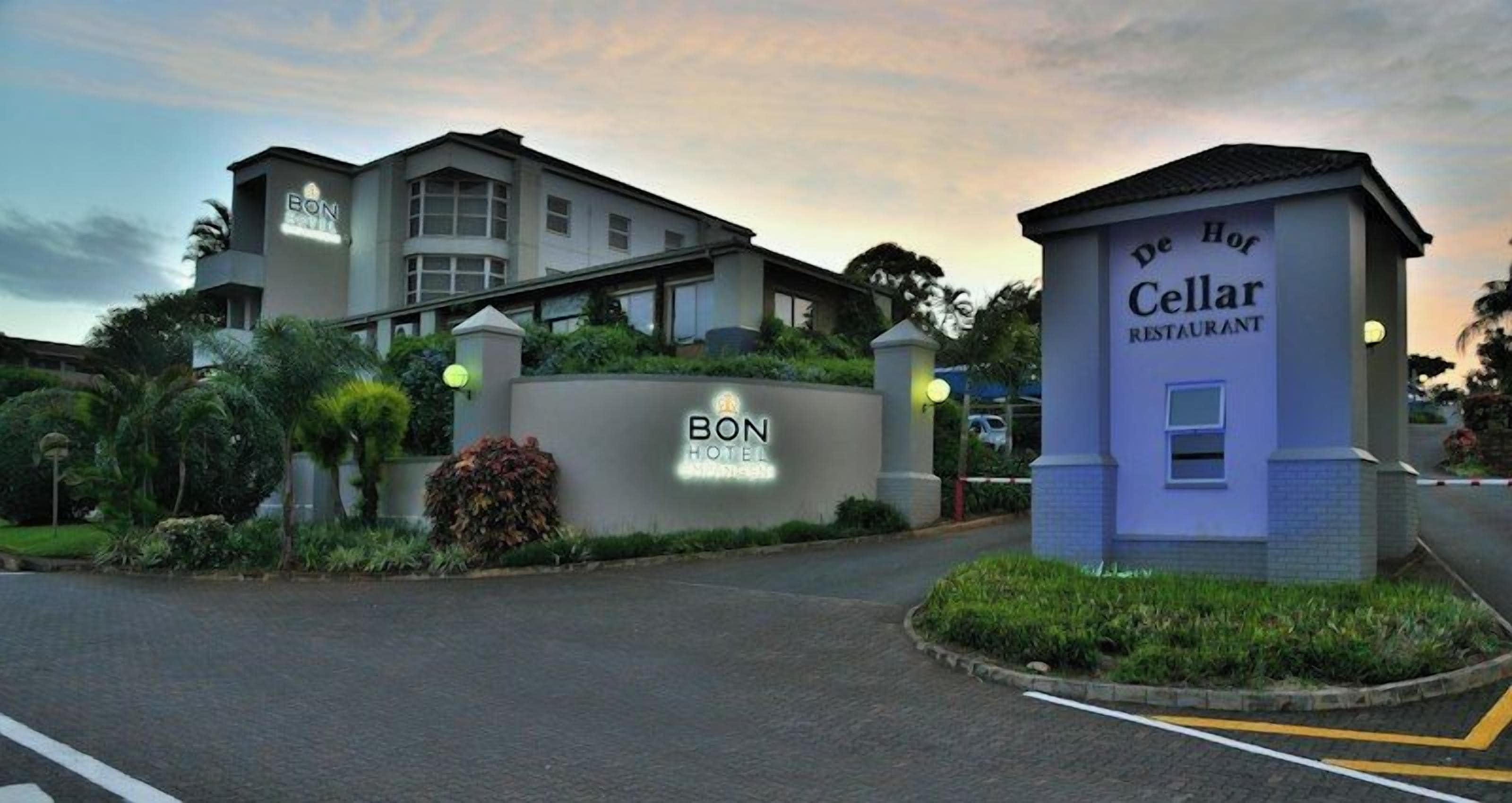 A hotel entrance with a sign for 'De Hor Cellar Restaurant' and a 'BON HOTEL' sign.