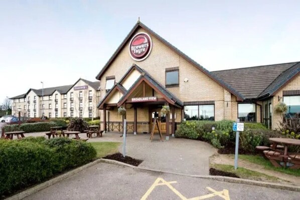 Exterior - Premier Inn Norwich East Hotel (Norwich)