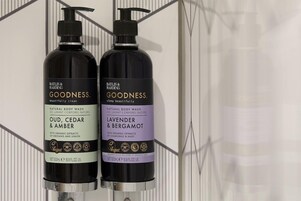 Dos botellas de jabón corporal Goodness de Baylis & Harding.