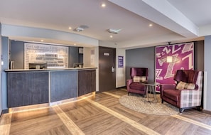 Lobby - Premier Inn Basingstoke West (Basingstoke)