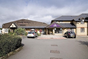 Exterior - Premier Inn Bedford Priory Marina (Bedford)
