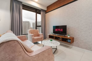 Superior Apartment, 3 Bedrooms, Balcony, City View | Ruang tamu | TV 