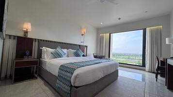 Studio Suite, City View | Desk, laptop workspace, free WiFi