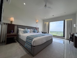 Studio Suite, City View | Desk, laptop workspace, free WiFi