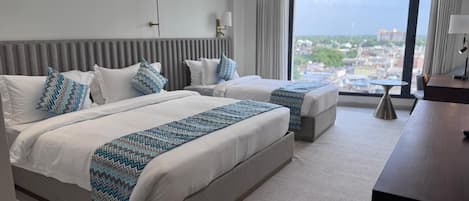 Familiekamer, 1 twee- of 2 eenpersoonsbedden, uitzicht op stad | Een bureau, een laptopwerkplek, gratis wifi