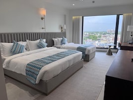 Habitación familiar con 1 cama doble o 2 individuales, vistas a la ciudad | Escritorio, espacio para trabajar con un portátil, wifi gratis