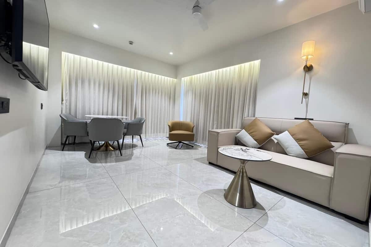 Club Room, City View | Desk, laptop workspace, free WiFi