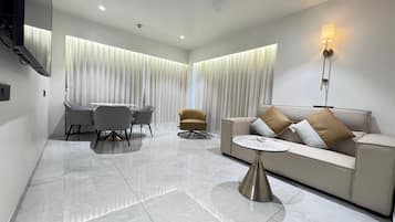 Club Room, City View | Desk, laptop workspace, free WiFi