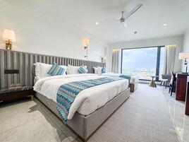 Escritorio, espacio para trabajar con laptop y wifi gratis 