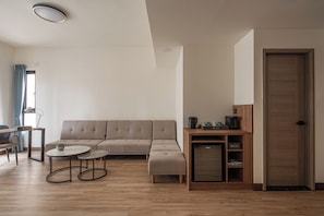 Familjesvit - balkong | Skrivbord, mörkläggningsgardiner, strykjärn/strykbräda och gratis wi-fi