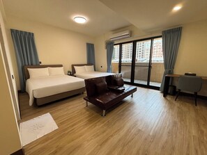 Phòng 4 Deluxe, ban công | Bàn, màn/rèm cản sáng, bàn ủi/dụng cụ ủi quần áo 