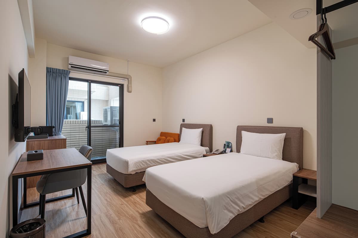 Deluxe Twin Room, Balcony | Desk, blackout drapes, iron/ironing board, free WiFi