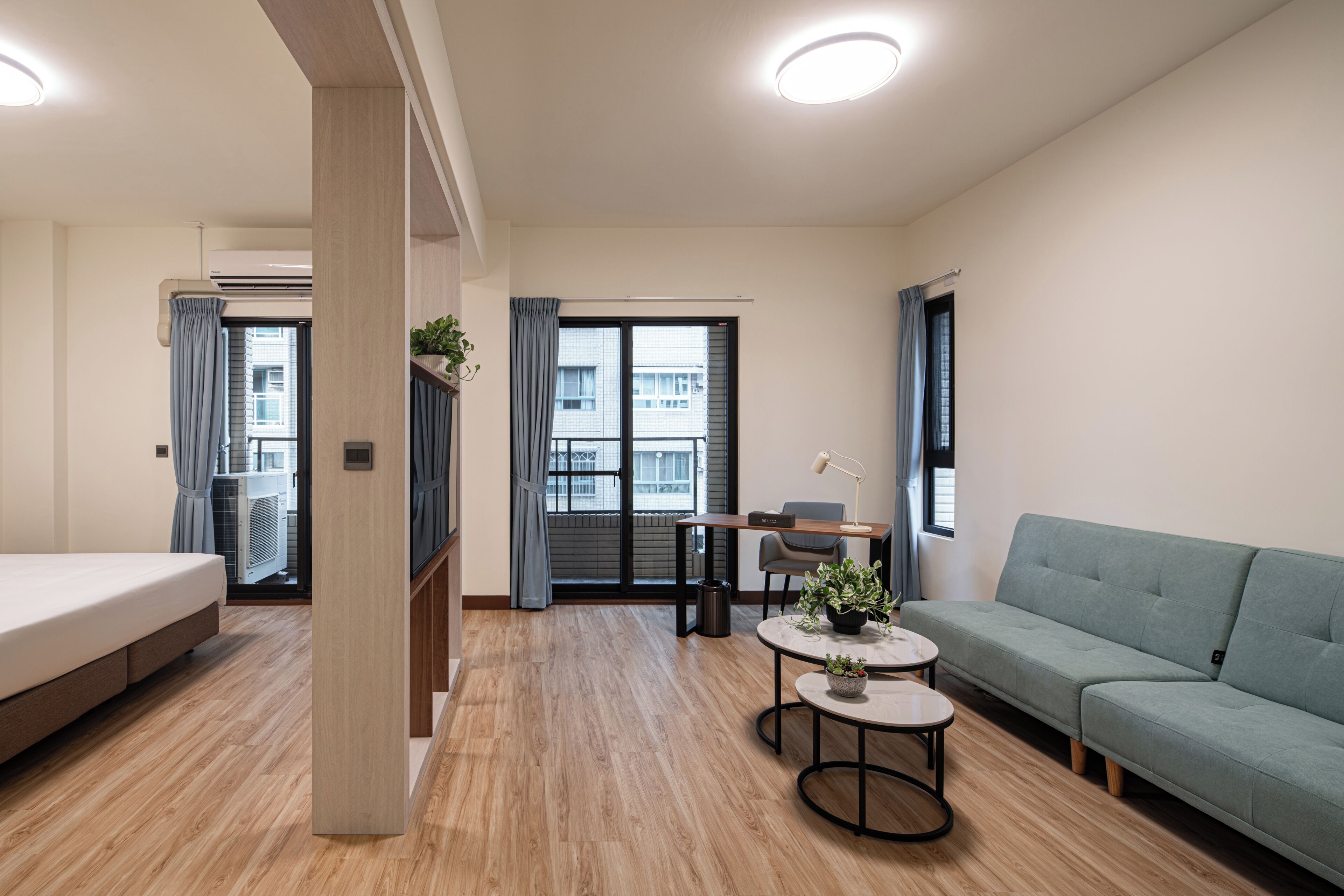 Escritorio, cortinas blackout y tabla de planchar con plancha 