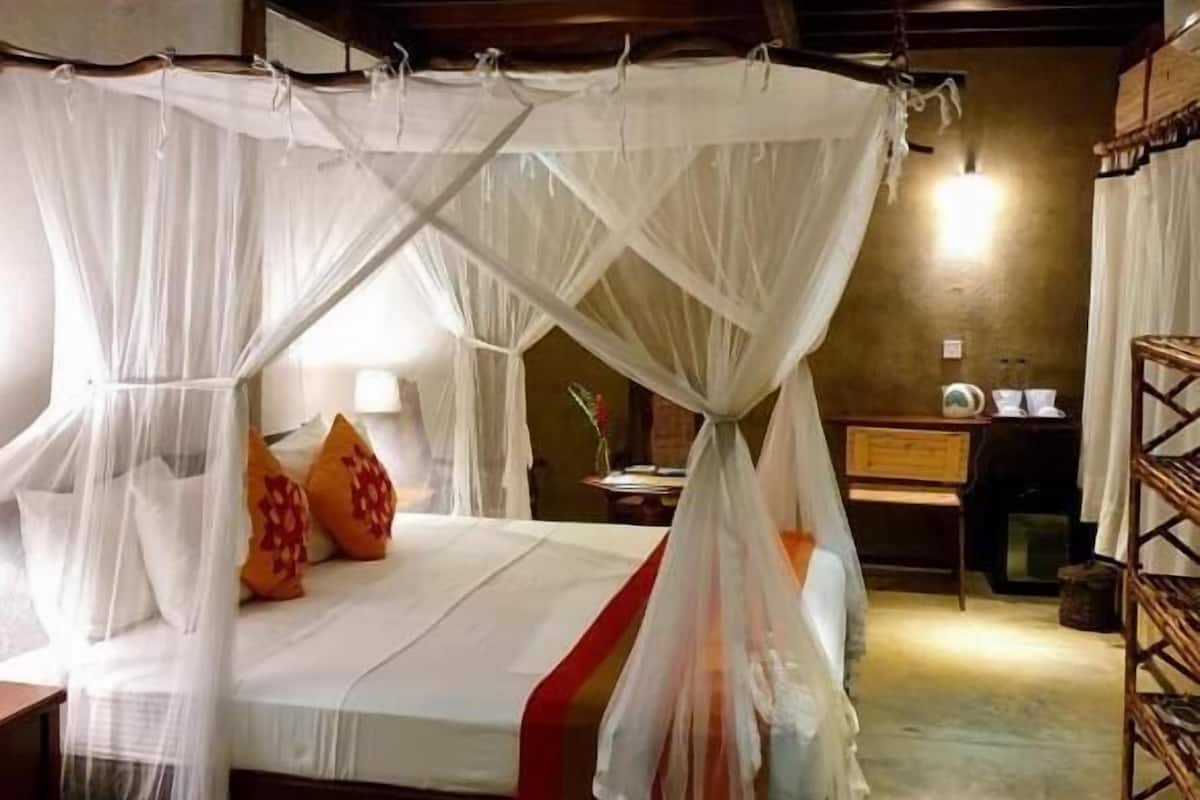 Quarto casal ou duplo luxo, vista para o jardim | Cofres nos quartos, escrivaninha, Wi-Fi de cortesia