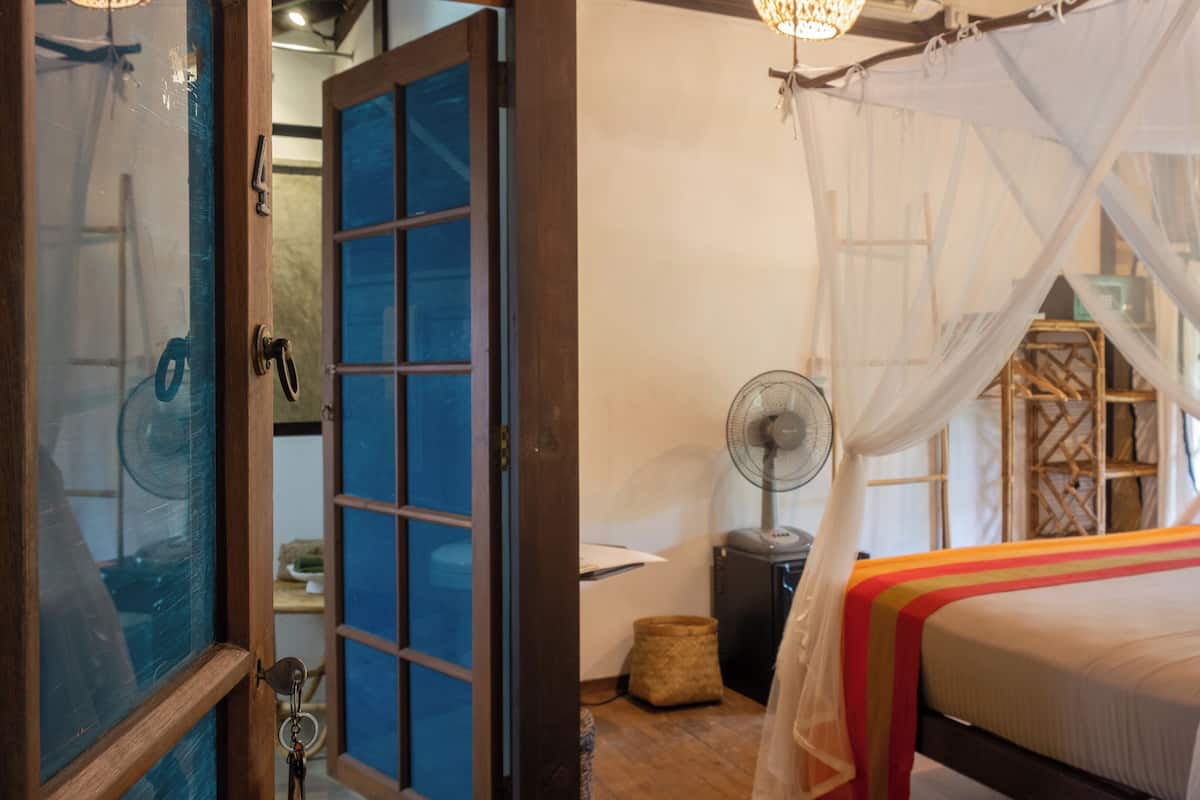 Quarto solteiro luxo, sacada | Cofres nos quartos, escrivaninha, Wi-Fi de cortesia