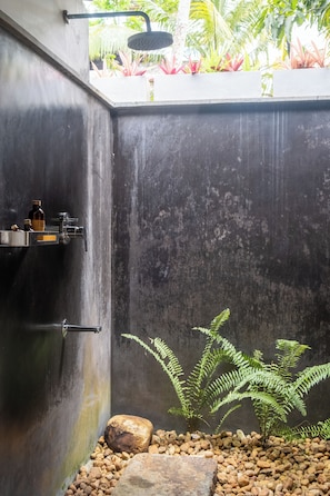 Casa de campo luxo | Banheiro | Chuveiro, secador de cabelo, toalhas de banho, shampoo