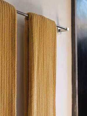 セーフティボックス (室内)、デスク、WiFi (無料)