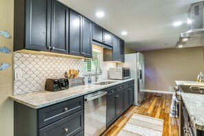 Fridge, microwave, stovetop, dishwasher
