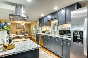Fridge, microwave, stovetop, dishwasher