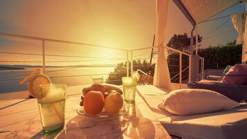 Luxury Apartment, Multiple Bedrooms, Refrigerator & Microwave (Happy Beach Apartment Dream On the) | View from property