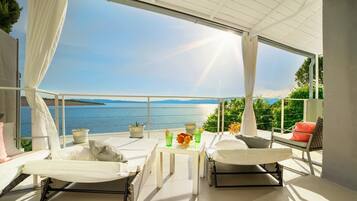 Luxury Apartment, Multiple Bedrooms, Refrigerator & Microwave (Happy Beach Apartment Dream On the) | Property grounds