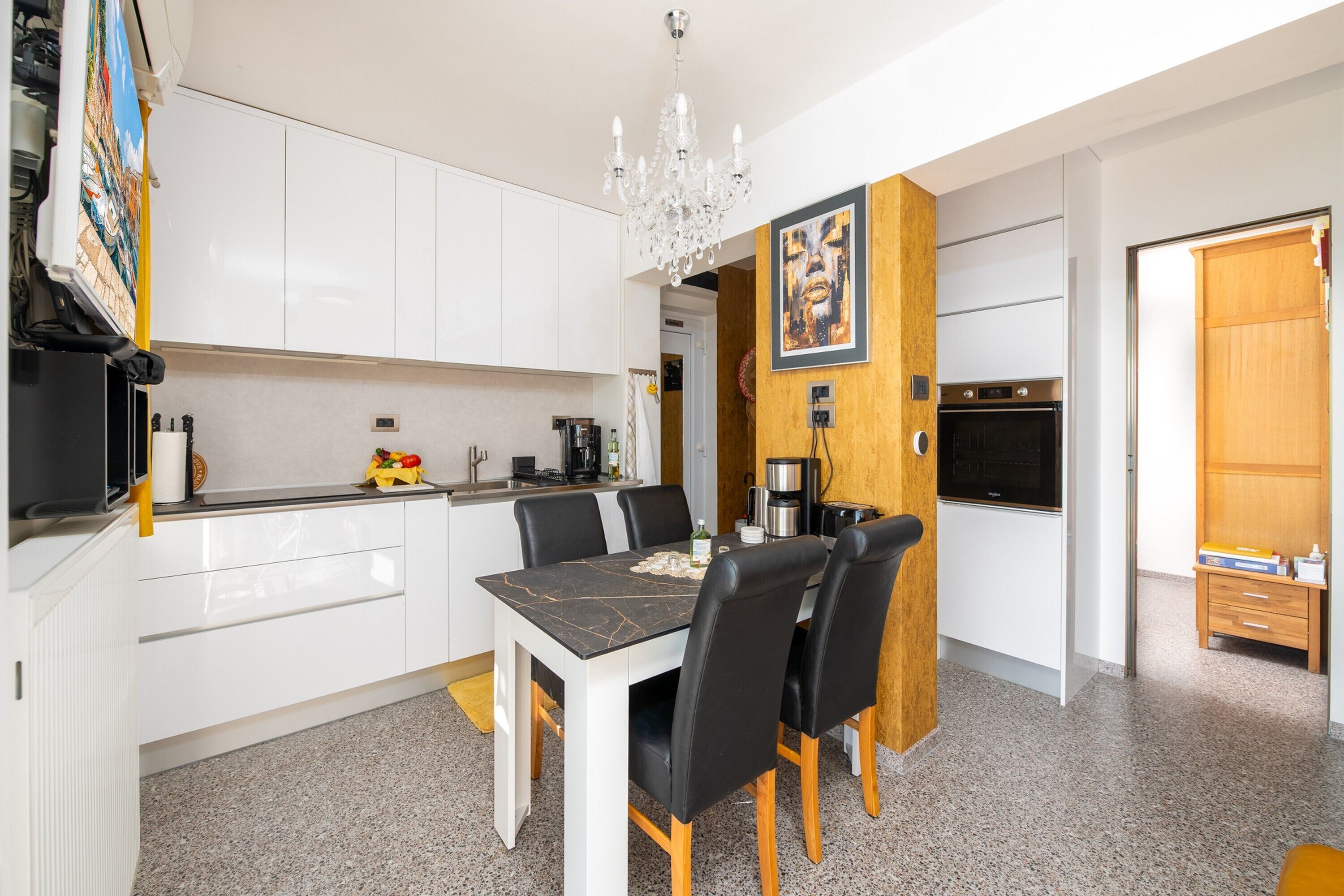 Private kitchen | Fridge, microwave, oven, stovetop