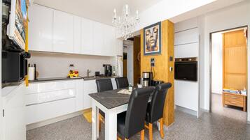 Private kitchen | Fridge, microwave, oven, stovetop