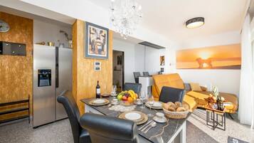 Luxury Apartment, 1 Bedroom, Refrigerator & Microwave (Dream on The Beach - Panoramic) | Dining