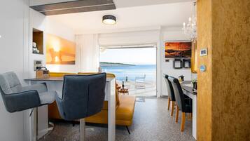 Luxury Apartment, Multiple Bedrooms, Refrigerator & Microwave (Happy Beach Apartment Dream On the) | Interior