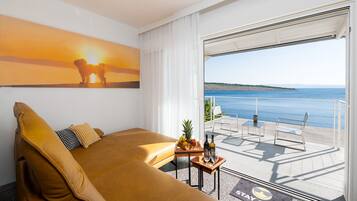 Luxury Apartment, 1 Bedroom, Refrigerator & Microwave (Happy Beach Apartment Dream On the) | Living room | 21-inch flat-screen TV with satellite channels