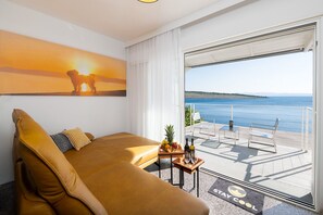 Luxury Apartment, 1 Bedroom, Refrigerator & Microwave (Happy Beach Apartment Dream On the) | Living room