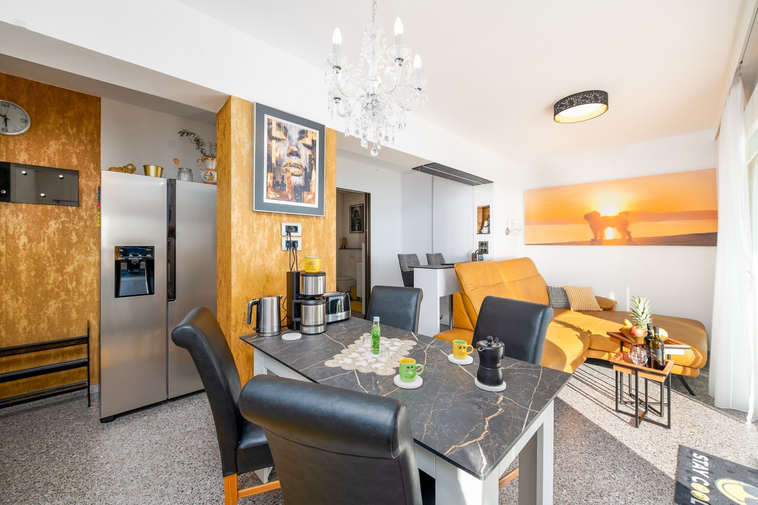 Departamento de lujo, 1 habitación, refrigerador y microondas (Happy Beach Apartment Dream On the) | Sala de estar | Televisión de pantalla plana de 21 pulgadas con canales vía satélite 