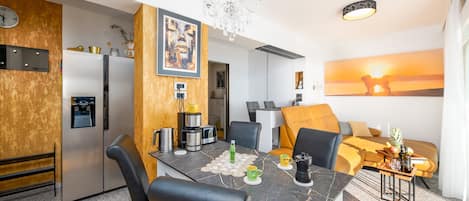 Departamento de lujo, 1 habitación, refrigerador y microondas (Happy Beach Apartment Dream On the) | Sala de estar | Televisión de pantalla plana de 21 pulgadas con canales vía satélite