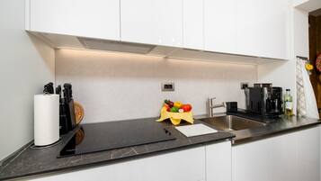 Luxury Apartment, 1 Bedroom, Refrigerator & Microwave (Happy Beach Apartment Dream On the) | Private kitchen | Fridge, microwave, oven, stovetop