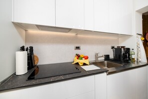 Luxury Apartment, 1 Bedroom, Refrigerator & Microwave (Happy Beach Apartment Dream On the) | Private kitchen | Fridge, microwave, oven, stovetop
