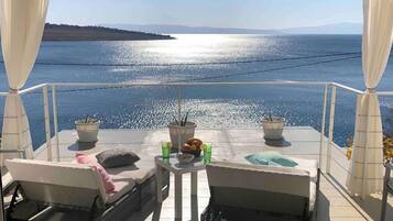 Luxury Apartment, Multiple Bedrooms, Refrigerator & Microwave (Happy Beach Apartment Dream On the) | Terrace/patio