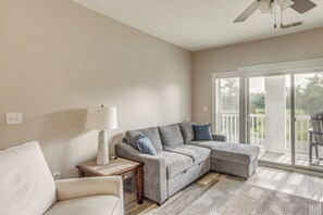 TV - Tee Off & Unwind By Pool: Myrtle Beach Condo (Myrtle Beach)