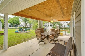 Outdoor dining - Boat Dock: Couple's Grand Lake Getaway! (St Marys)