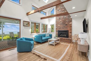 TV, fotballspill og kontorer