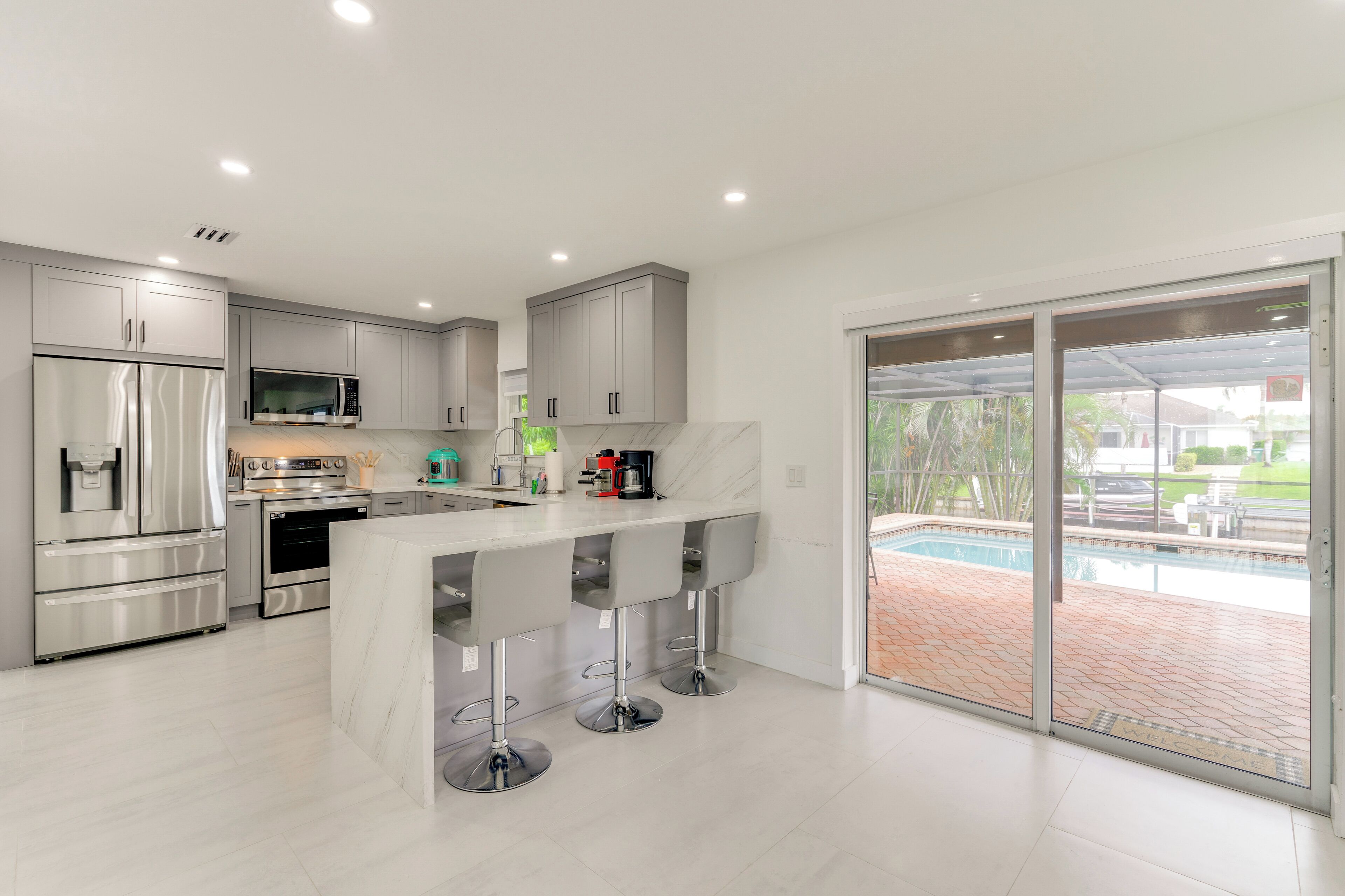 Fridge, microwave, stovetop, dishwasher