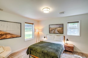 3 bedrooms, desk, iron/ironing board, travel cot - Family Home w/ Outdoor Oasis in Hudson Valley (High Falls)