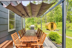 Outdoor dining - Family Home w/ Outdoor Oasis in Hudson Valley (High Falls)