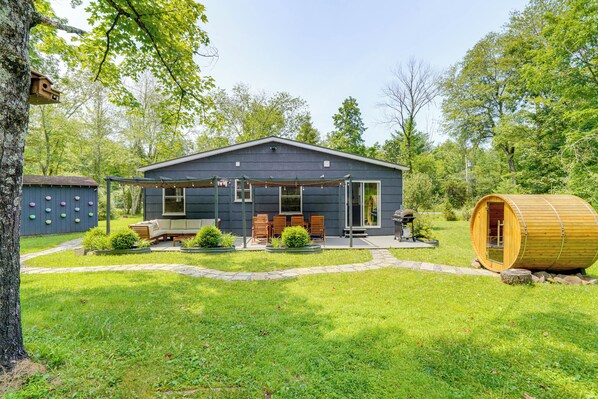 Outdoor dining - Family Home w/ Outdoor Oasis in Hudson Valley (High Falls)