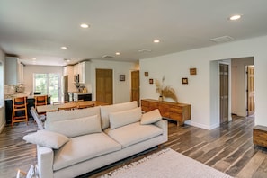 Living area - Family Home w/ Outdoor Oasis in Hudson Valley (High Falls)