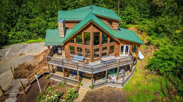 Exterior - 4 Br Smoky Mtn Retreat-Game Room-Fire Pit-Hot Tub (Sevierville)