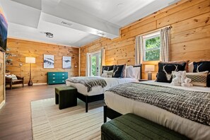 4 bedrooms, desk, iron/ironing board, travel cot - 4 Br Smoky Mtn Retreat-Game Room-Fire Pit-Hot Tub (Sevierville)